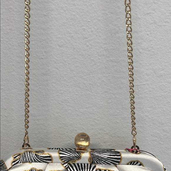 Isaac Mizrahi | Seashell Motif Clutch w/ Crossbody ✨ - Picture 5 of 11